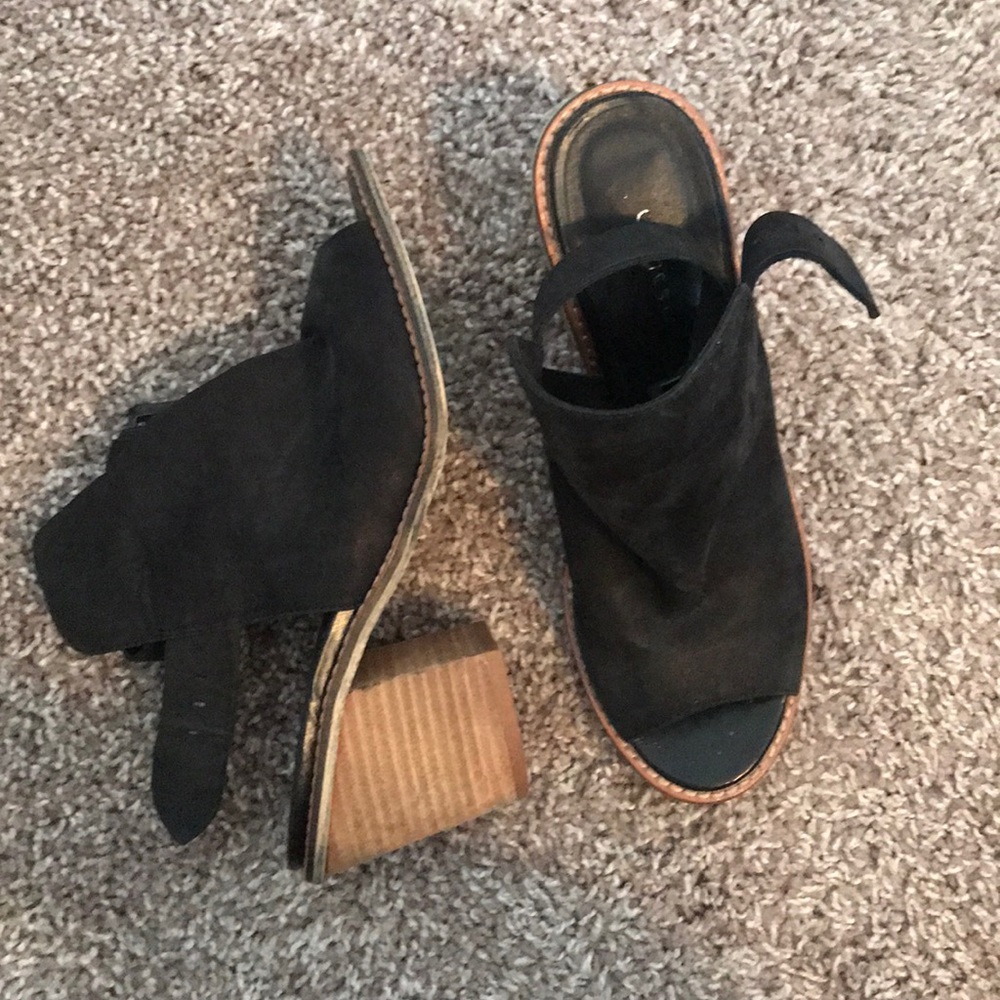 Black peep toe heel / wedge
